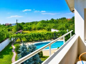 Agentie imobiliara sector 1 - Vila superba cu piscina si gradina superba in Domnesti – 460 mp utili, teren 2600 mp